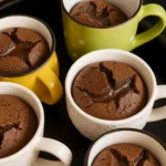 Jednostavni lava kolač u keramičkim šoljama – souffle desert u čaši
