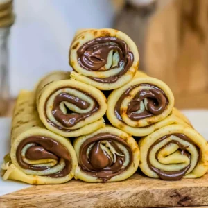 Francuske palačinke servirane na dasci