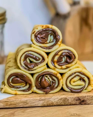 Francuske palačinke servirane na dasci