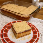 Starinski kolač s jabukama na čaše poslužen na tanjiru, domaći kolač posut orasima i pekmezom – tradicionalni recept iz bakine kuhinje