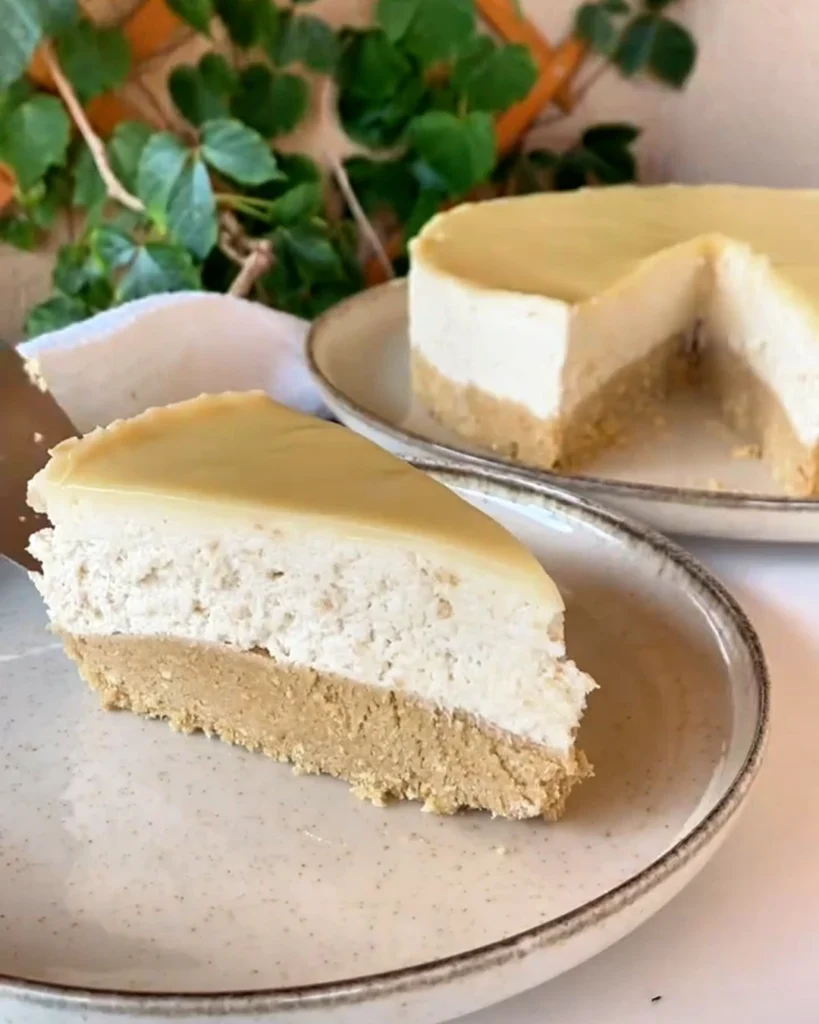 Cheesecake sa bijelom čokoladom serviran