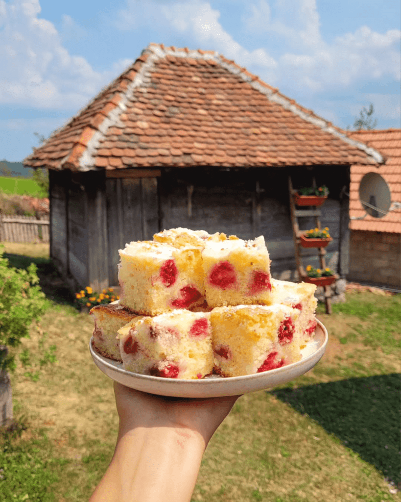 Recept za Kolač s Malinama i Krem Sirom