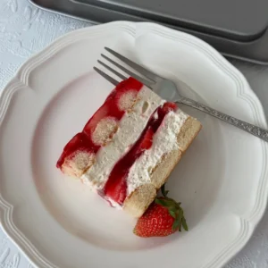 Jednostavan kolač od jagoda i piškota