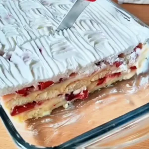 Kolač sa jagodama bez pečenja