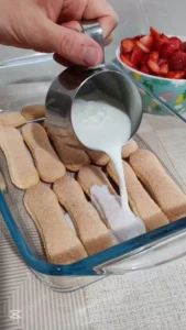Natapanje piškota za kolač od jagoda