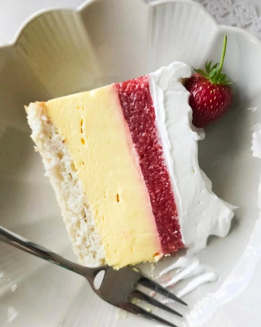 Raffaello torta s jagodama – Kremasta kokos torta s voćnim slojem!