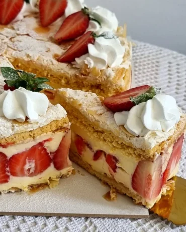 Torta od jagoda i badema sezonski voćni desert s jagodama