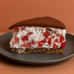 Veganska torta s bijelom čokoladom i jagodama servirana na tanjiru
