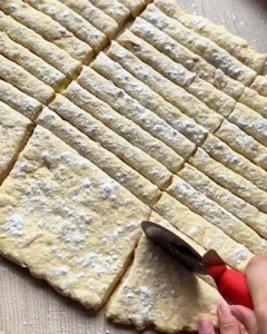 Rezanje tijesta za jogurt štapiće