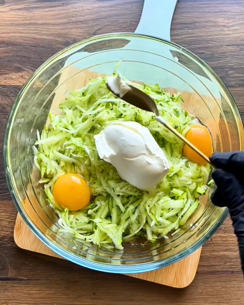 Priprema tikvica sa feta sirom, sastojci u posudi, tikvice, jaja