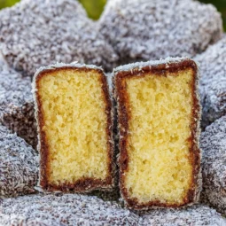 Čupavci recept – domaći kolač s mekanim biskvitom, čokoladnim preljevom i kokosom