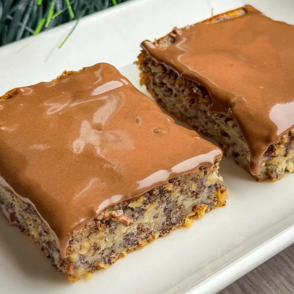 Sočan kolač s makom i jabukama preliven čokoladnom glazurom – domaći recept
