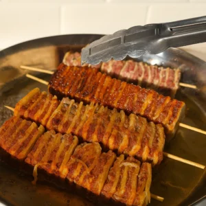 Zapečeni ražnjići od mesa i tortilje u tavi, s hrskavom koricom i sočnim slojevima tijekom pečenja