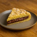 Talijanska Sbriciolata s Nutellom na tanjuru – prhki kolač s hrskavim tijestom i kremastim Nutella punjenjem
