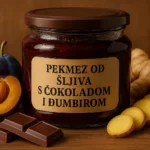 Staklenka domaćeg pekmeza od šljiva s čokoladom i đumbirom na drvenoj podlozi, uz svježe šljive, komadiće čokolade i kriške đumbira