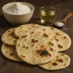 Tradicionalne lepinje na tacni – servirane uz kiselo vrhnje i ajvar na rustičnoj stolnjaku.