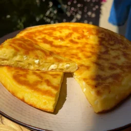 Pita iz tave sa sirom, sočna i zlatno pečena na tavi, poslužena na tanjiru – brzi domaći recept gotov za 20 minuta