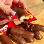 Domaće bananice obložene čokoladom prikazane u krupnom planu na svjetlu