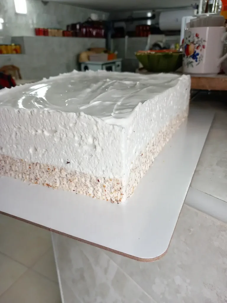 Presjek grčke sladoled torte s jasno vidljivim slojem kreme i lješnjaka