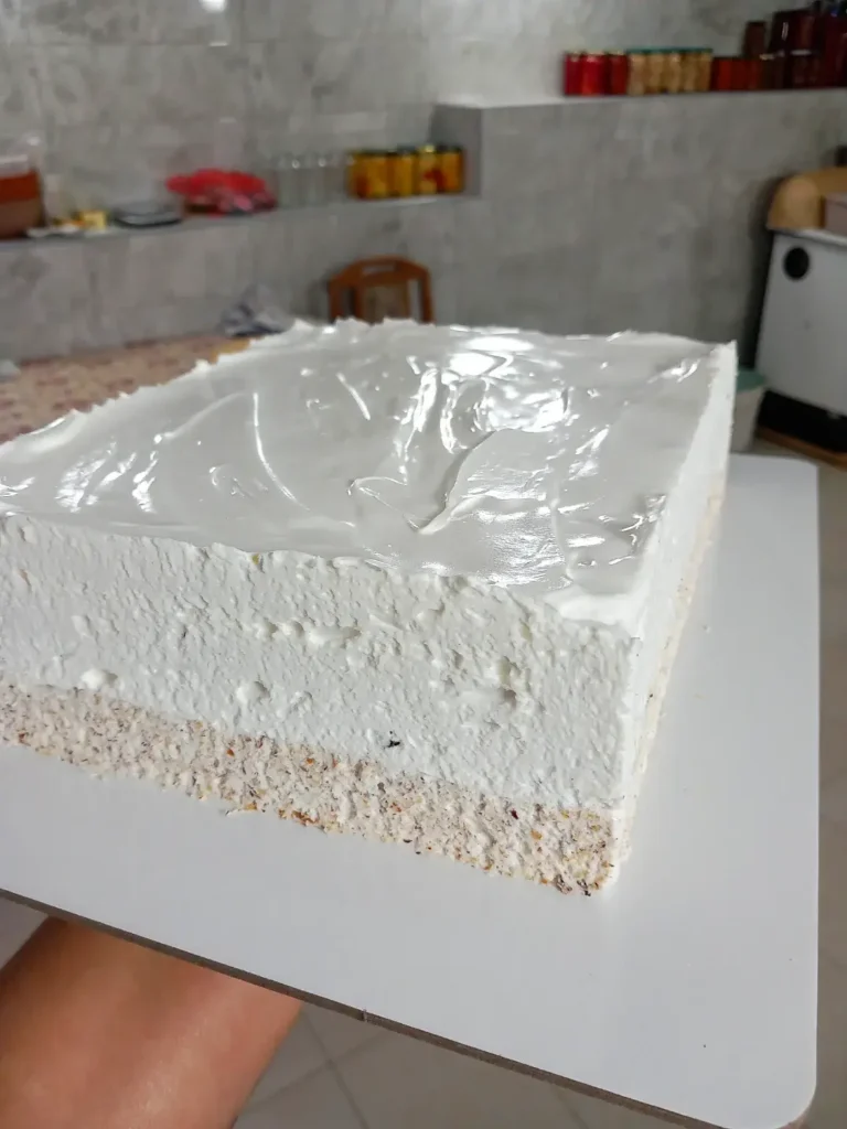 Grčki sladoled torta – glatki završni sloj šlaga i orašasta podloga