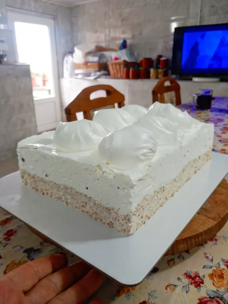 Grčki sladoled torta – lagana i kremasta torta bez pečenja