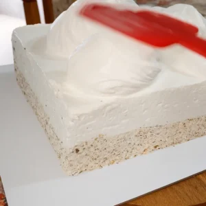 Grčki sladoled torta – nanošenje završnog sloja šlaga